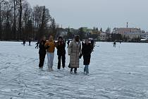 Zamrzlý Vajgar přilákal v pondělí odpoledne desítky lidí.