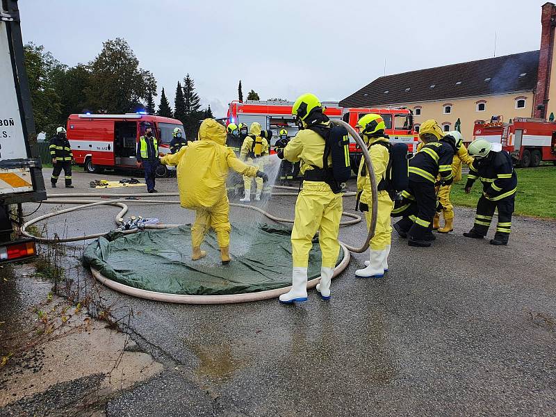 Zásah hasičů u unikajícího čpavku v třeboňském pivovaru Regent.