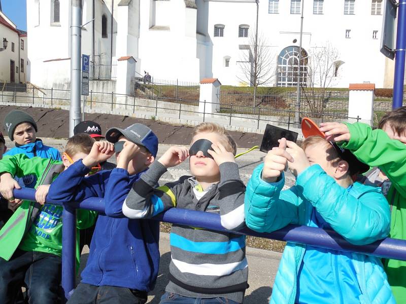 Na nábřeží rybníku Vajgar pozorovali zatmění Slunce žáci z 1. základní školy.