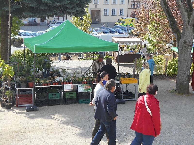 V Dačicích se v sobotu konal farmářský trh v rouškách.