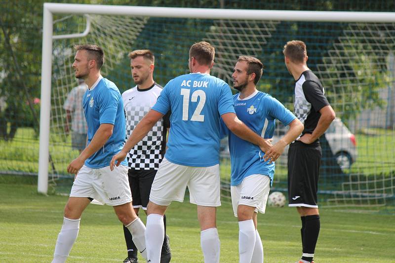 Fotbalisté Buku (v modrém) porazili v místním derby I. B třídy Horní Žďár 3:0.