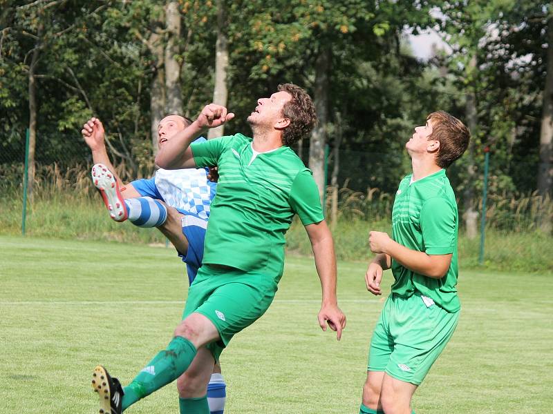 V úvodním kole I. B třídy fotbalisté Studené (v modrobílých dresech) na svém stadionu porazili Lomnici 5:2.