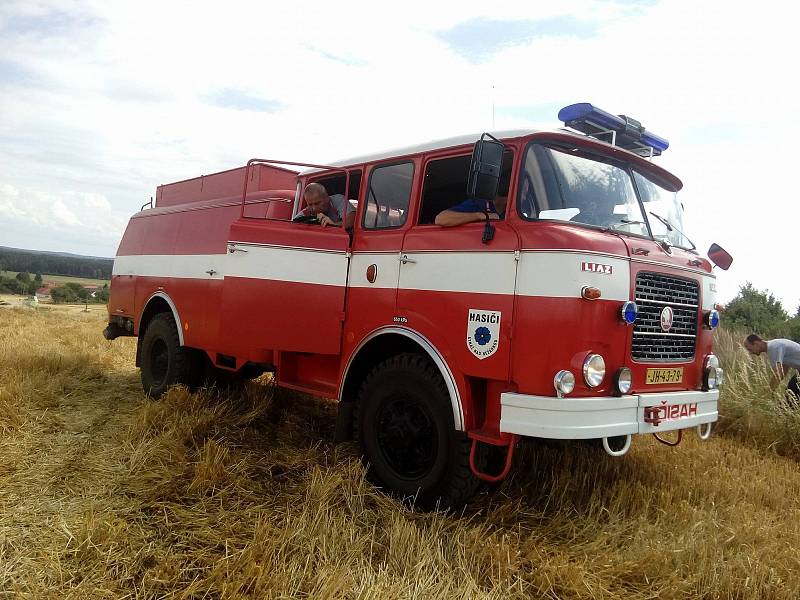 Požár na poli s ječmenem zaměstnal v pondělí 10. července několik požárních jednotek z Jindřichohradecka.