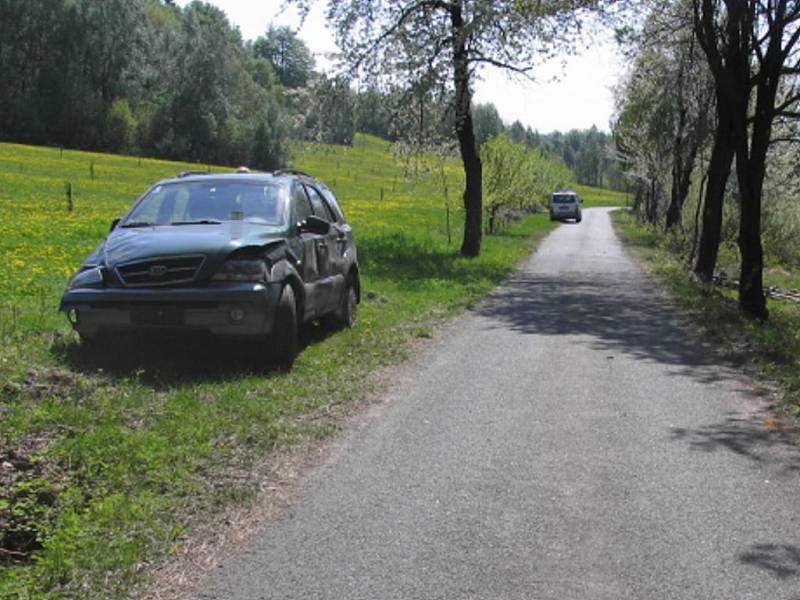 Úterní nehoda osobního auta Kia Sorento mezi Velkou Lhotou a Poldovkou na Dačicku. 