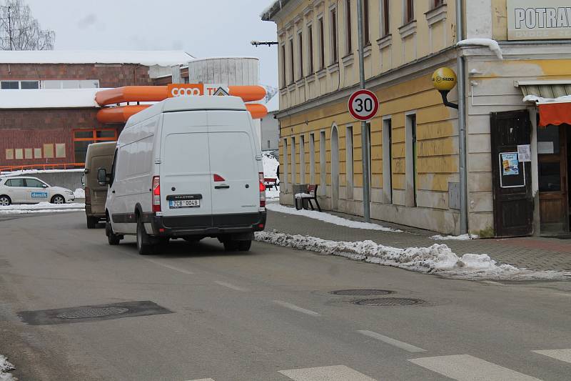 Projet centrem Kardašovy Řečice je pro mnohé řidiče náročné. V budoucnu má nákladní dopravě pomoci obchvat.