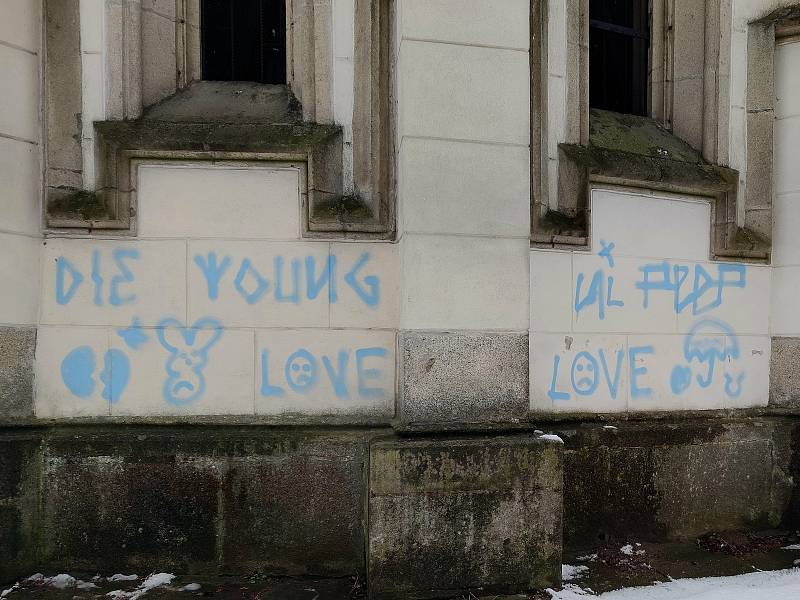 Kostel svatého Jakuba v Jindřichově Hradci spolu s hrobkou Černínů je častým cílem procházek. Bohužel, také sem vyrážejí za zábavou vandalové.