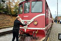 V neděli 2. října 2022 v 17.06 hodin odjel z jindřichohradeckého nádraží úzkokolejky, jak všichni věří, dočasně poslední vlak, a to do Obrataně. Od pondělí Jindřichohradecké místní dráhy (JHMD) vlaky nahradí kvůli chybějícímu osvědčení autobusy.