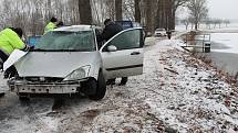 V noci na čtvrtek z neznámých důvodů auto skončilo v rybníce v obci Vydří na Jindřichohradecku. Řidič na následky zranění zemřel.