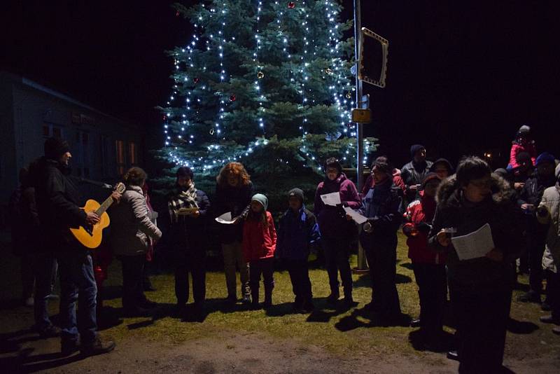 Koledy si v Roseči zazpívali u vánočního stromu.