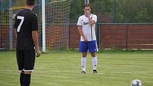 Fotbalisté Slavonic (v bílých dresech) podlehli v šestém kole I. B třídy na domácím stadionu Hornímu Žďáru 0:2.