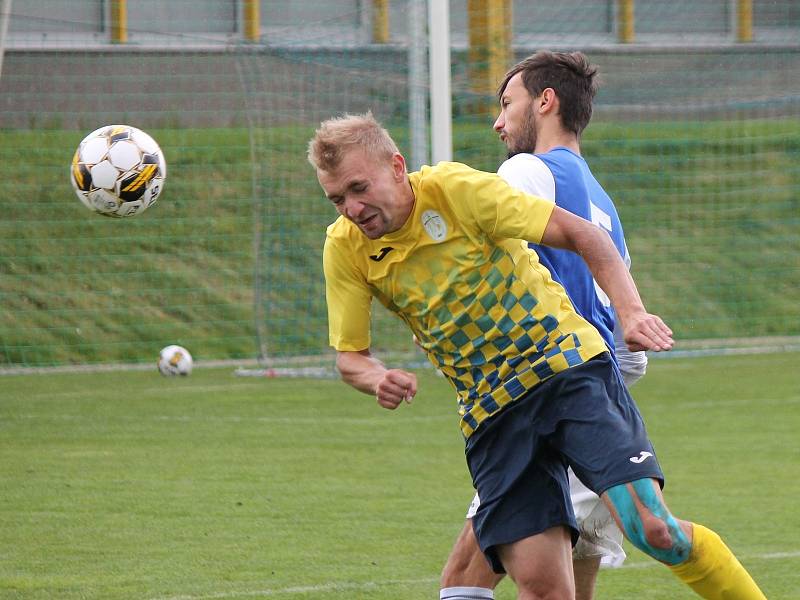 Fotbalisté Třeboně (v modrobílém) doma v derby krajského přeboru podlehli jindřichohradeckému celku 1:3.