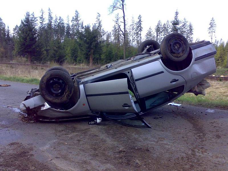 Nehoda se zraněním u Nové Vsi nad Lužnicí. Auto skončilo na střeše.