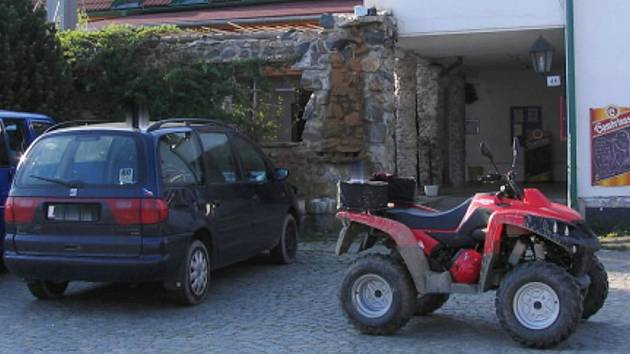 Žena na čtyřkolce nezvládla manévr a narazila do stojícího auta.