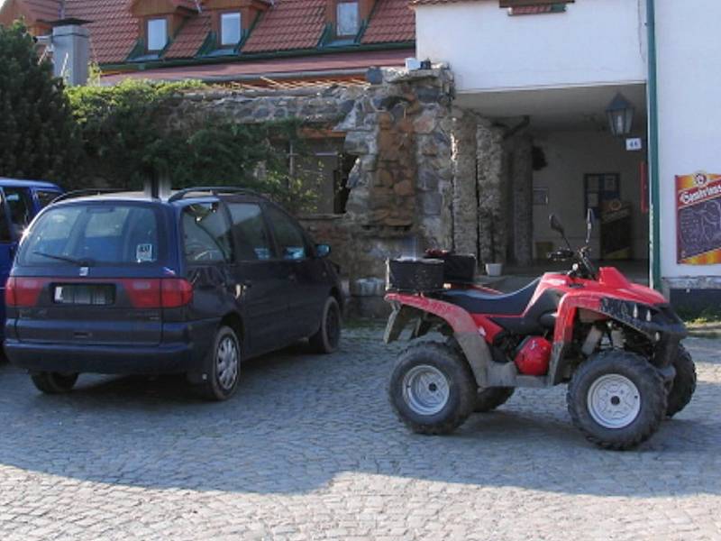 Žena na čtyřkolce nezvládla manévr a narazila do stojícího auta.