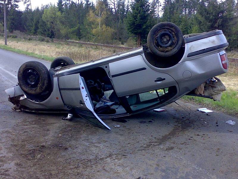 Nehoda se zraněním u Nové Vsi nad Lužnicí. Auto skončilo na střeše.