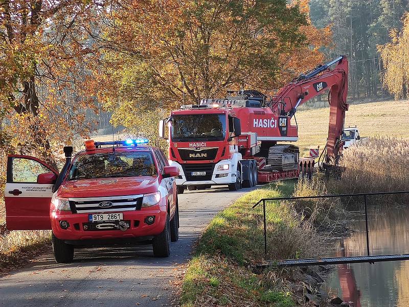 Chátrající penzion Holenský dvůr den po požáru. Pod těžkou technikou hasičů se při odjezdu od požáru utrhla krajince. Silnice z Ratiboře na Mnich tak byla v sobotu k večeru neprůjezdná.