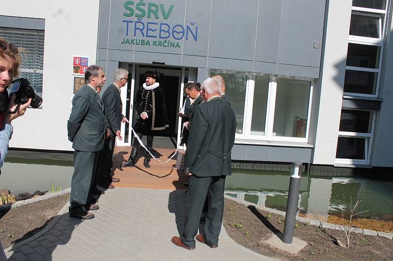 Ve středu došlo na slavnostní otevření vylepšené budovy Střední rybářské a vodohospodářské školy v Třeboni. Zúčastnil se ho také geniální renesanční rybníkář Jakub Krčín.