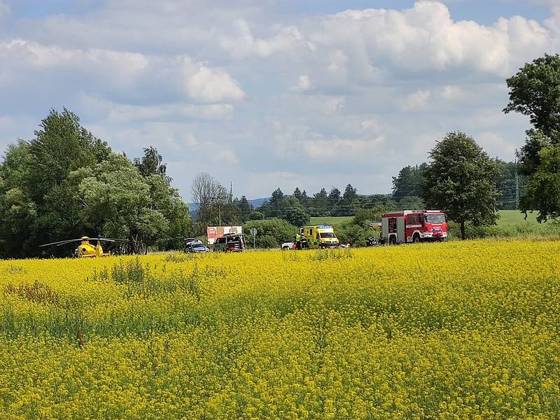 Nedaleko jindřichohradeckého letiště bourali motorkáři a osobní auto.