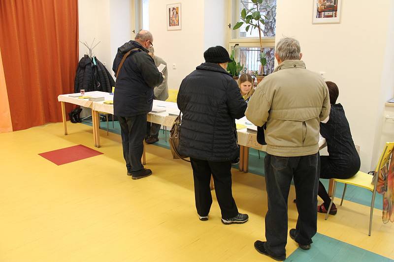 Na otevření volební místnosti 1. okrsku v Hradci čekali pouze tři voliči.