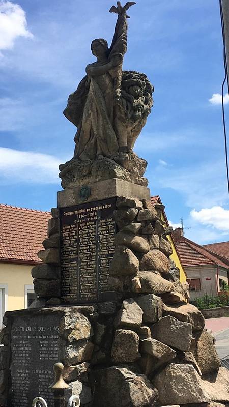 Jihočeška vyšla v neděli 28. června z Velkého Ratmírova na putování na Velehrad, při své symbolické cestě vzpomíná na svůj boj s rakovinou. Ve čtvrtek se dostala na 150 kilometrů, dorazí na Dny lidí dobré vůle tento víkend?