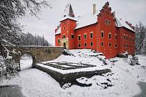 Fasáda zámku Červená Lhota, v jehož zdech plyne život už 600 let, teď na sněhu vynikne ještě více než kdy jindy.