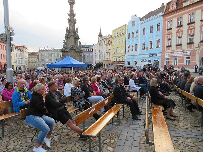 V rámci oslav města Jindřichův Hradec a připomenutí 30. výročí vzniku moderní policie uniformovaní policisté a členové Hradní stráže koncertovali na náměstí Míru. Předány byly i ceny Policista roku 2020.