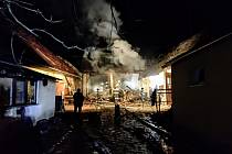 Ve Studnicích hořela stodola, zásah komplikovalo nebezpečí exploze plynových lahví.