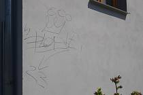 Neznámý vandal počmáral fasády dvou domů v Jindřichově Hradci.