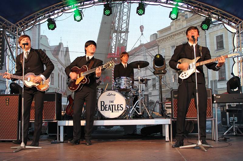 Zaplněné hradecké náměstí Míru si užilo koncert kapely Beatles Revival.