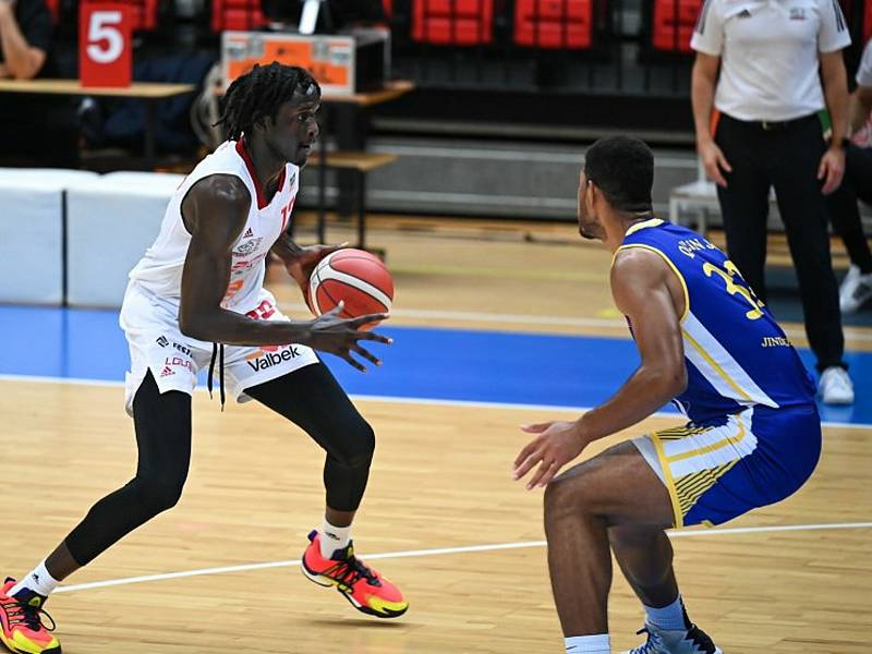 Basketbalisté mistrovského Nymburku (v bílém) v 11. kole KNBL porazili Jindřichův Hradec vysoko 116:75