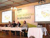 Diskuse k geologickému průzkumu ohledně úložiště radioaktivního odpadu v Pluhově Žďáru. 