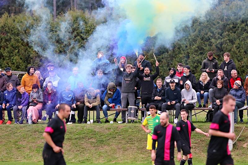 Fotbalisté Třebětic doma v místním derby remizovali s Dačicemi 2:2. Báječnou atmosféru vytvořilo 650 příznivců obou klubů.