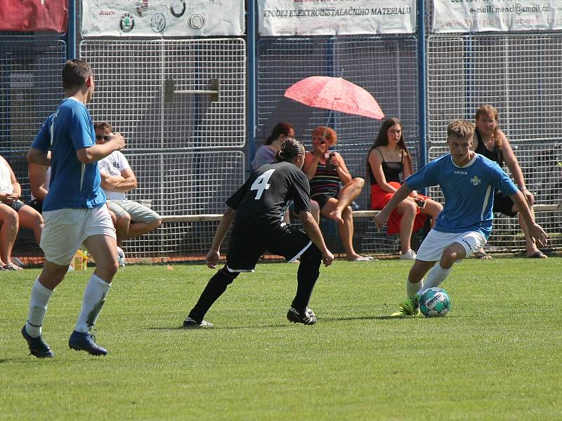 Fotbalisté Buku (v modrobílém) v úvodním kole I. B třídy doma v derby remizovali s Horním Žďárem 1:1.