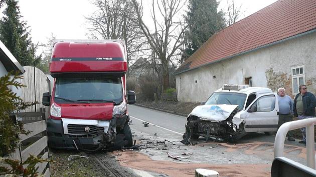 NEPŘÍJEMNÁ ZATÁČKA v Nové Olešné se ve čtvrtek opět stala svědkem dopravní nehody. Srážka dvou aut se obešla naštěstí bez zranění. 