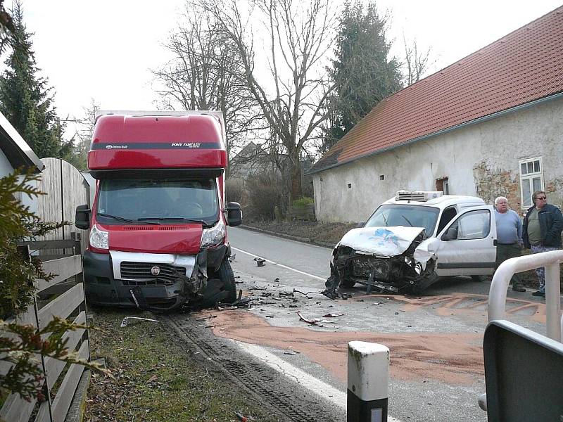 NEPŘÍJEMNÁ ZATÁČKA v Nové Olešné se ve čtvrtek opět stala svědkem dopravní nehody. Srážka dvou aut se obešla naštěstí bez zranění. 