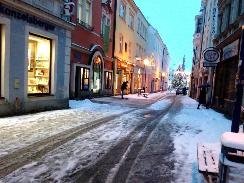 První prosincový den doprovází vydatné sněžení. Pohled na ranní Jindřichův Hradec.
