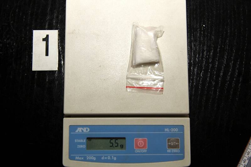 Část drog a injekčních stříkaček zabavených při domovní prohlídce tří dealerek z Jindřichohradecka. 