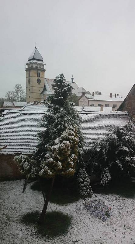 Sníh 28. dubna překvapil také lidi v Dačicích.