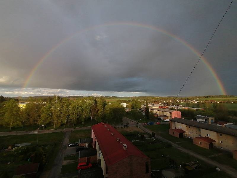 V pondělí večer se na jihu Čech vytvořila duha, místy i dvojitá.