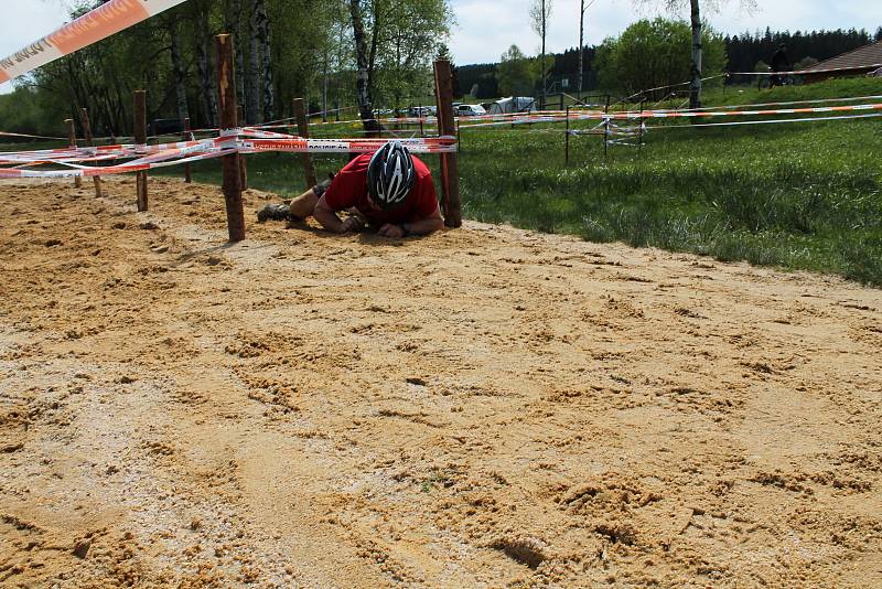 Závodníci museli zdolat náročnou trať s devíti stanovišti o délce 50 kilometrů.