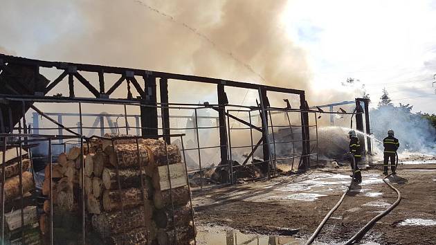 U požáru skladu v Kardašově Řečici ve středu 4. července hasiči vyhlásili druhý stupeň požárního poplachu.