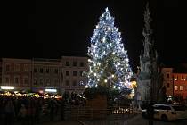 Vánoční strom i výzdoba Jindřichova Hradce už svítí.