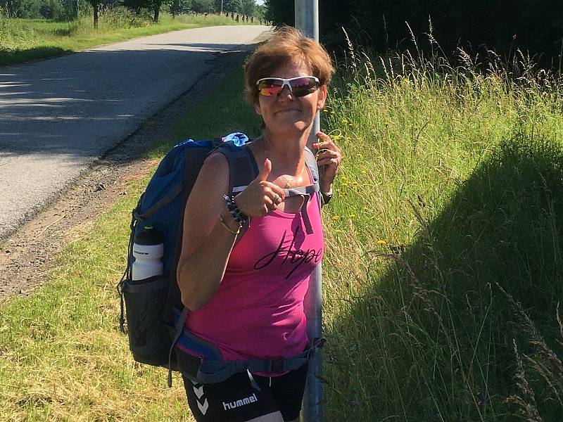 Martina Šlincová před dvěma lety onemocněla rakovinou prsu. Ve svých 46 letech absolvovala celkovou onkologickou léčbou, chemoterapie, ozařování a přišla o vlasy. Nyní se vydala na symbolickou cestu do 230 kilometrů vzdáleného Velehradu, chce tak dodat od