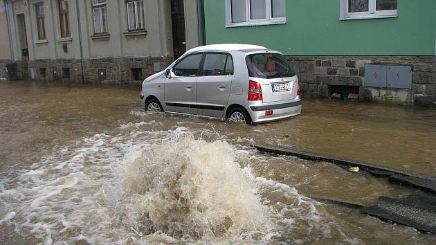 Havárie vody na Staré cestě v Jindřichově Hradci