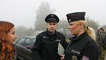 Policisté kontrolovali zbraně a potřebné dokumenty před honem, který pořádalo sdružení Vrška z Nové Včelnice.