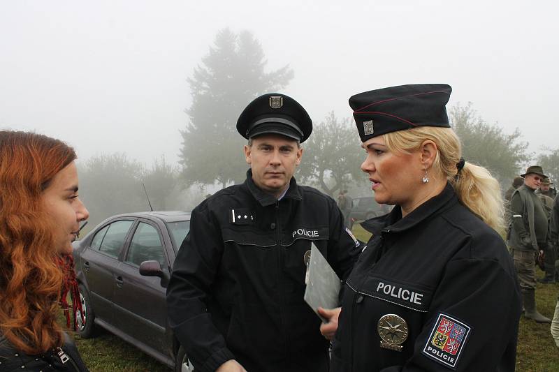 Policisté kontrolovali zbraně a potřebné dokumenty před honem, který pořádalo sdružení Vrška z Nové Včelnice.