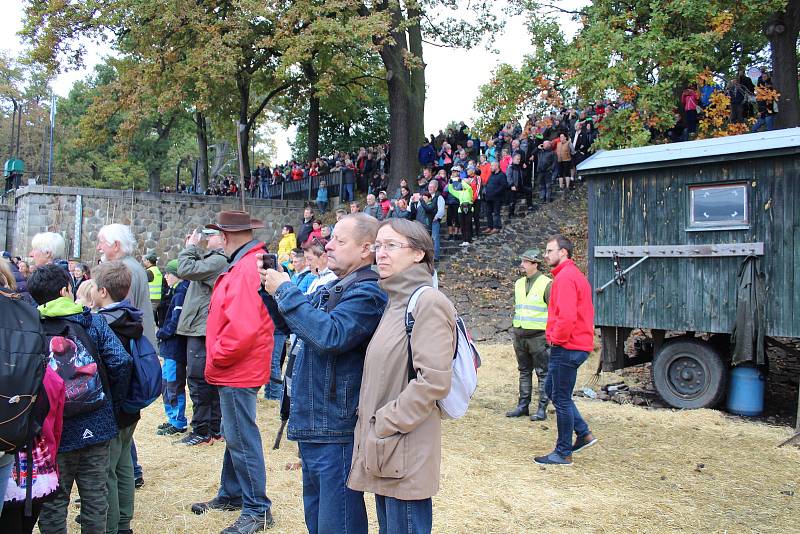 První den výlovu Rožmberka přilákal davy lidí.