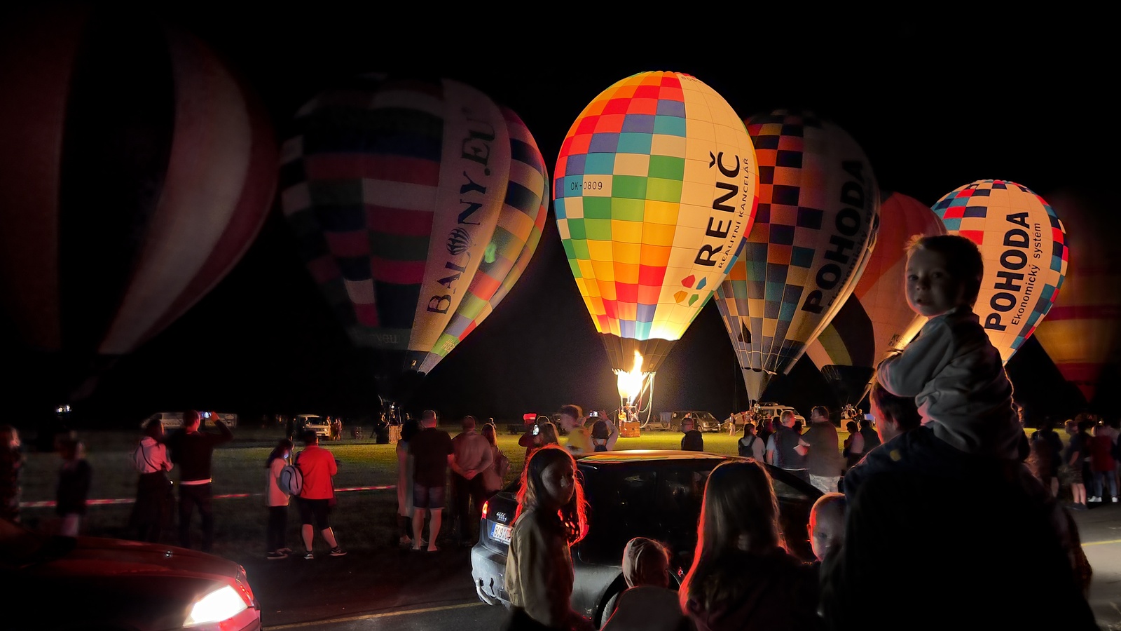 Balónové žárovky opět nadchly, na hradecké letiště dorazily přes dva tisíce  lidí - Strakonický deník