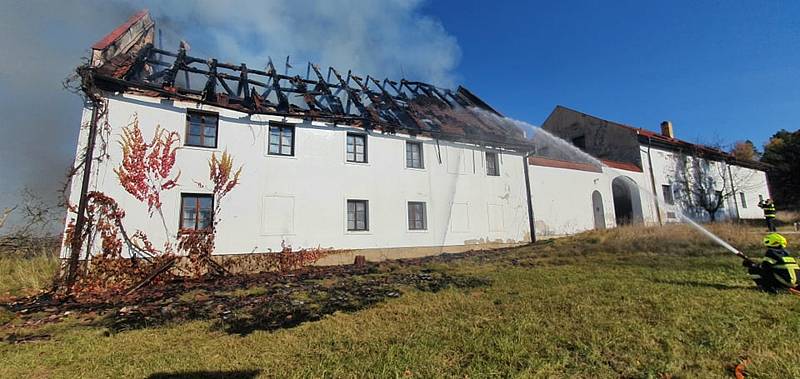 Požár chátrajícího penzionu Holenský dvůr nedaleko Kardašovy Řečice.