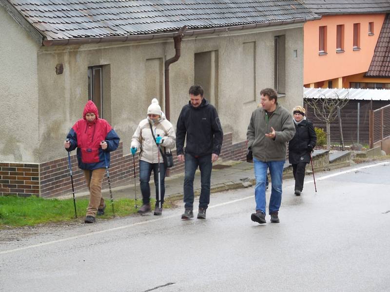 Několik desítek lidí se v Deštné v sobotu zúčastnilo pochodu proti zamýšlenému vybudování úložiště radioaktivního odpadu.